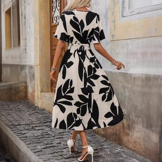 Elegantes Kleid mit gekreuztem Ausschnitt und Print von Andrea Serena
