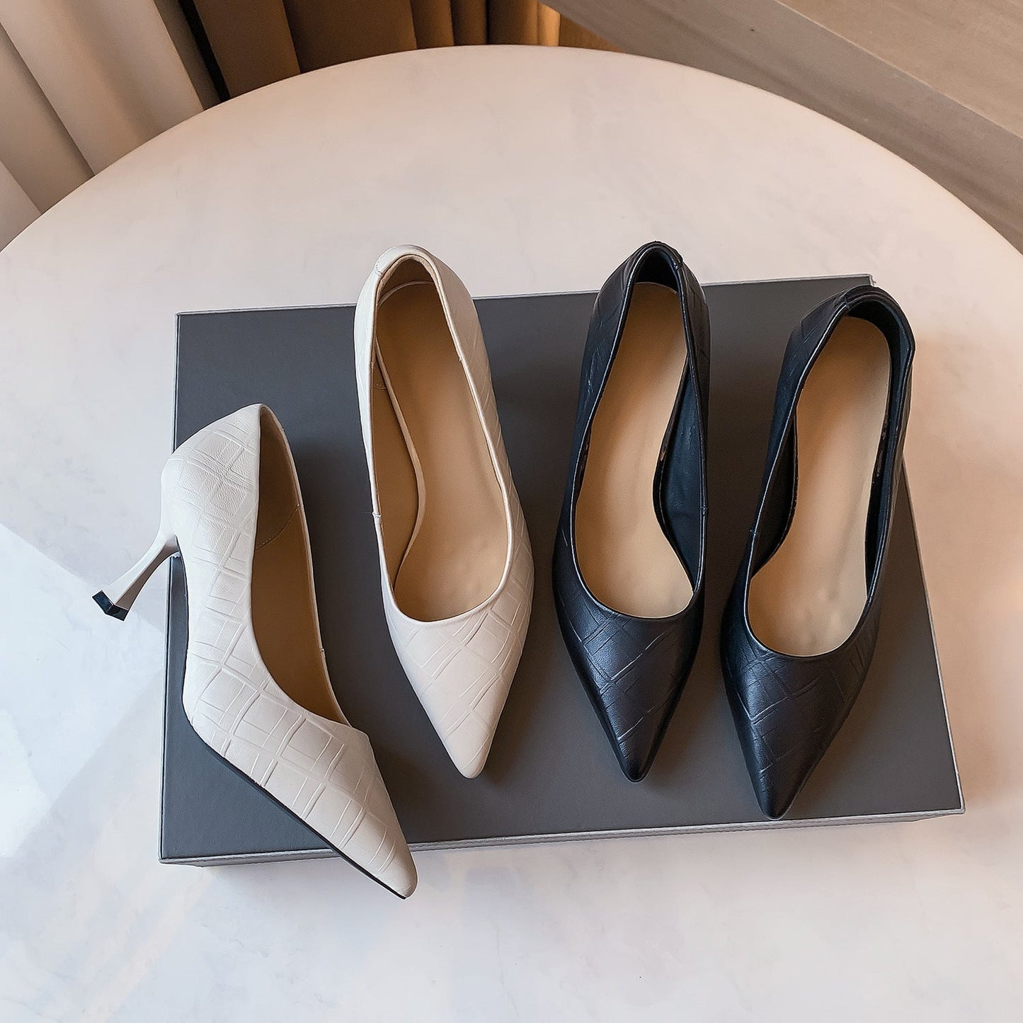 Elegante spitze Pumps aus Lammfell von Andrea Serena