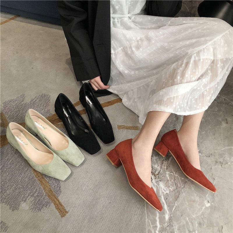 Elegante Wildleder-Pumps mit eckiger Spitze von Andrea Serena