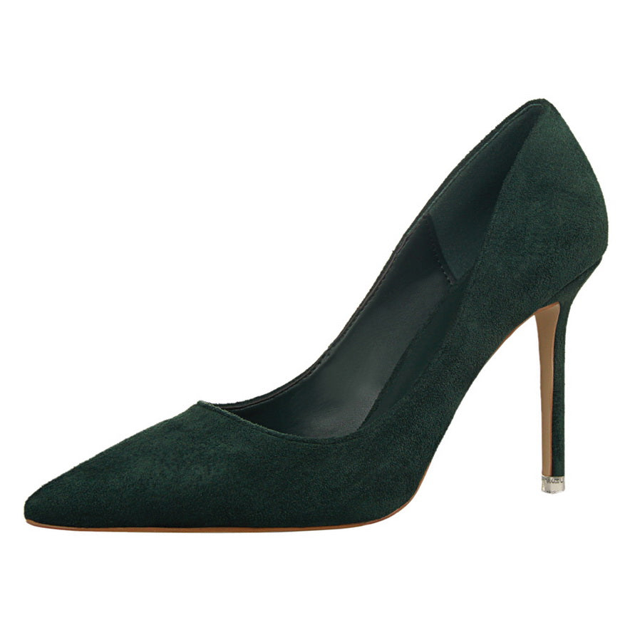 Elegante Wildleder-Pumps mit spitzer Zehenpartie von Andrea Serena