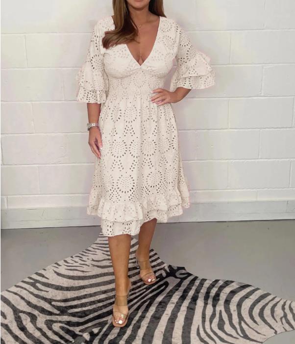 Schickes, besticktes Kleid mit V-Ausschnitt von Andrea Serena