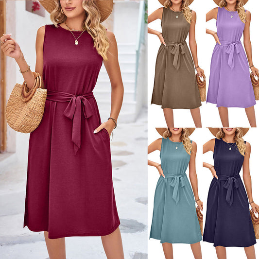 Elegantes ärmelloses Midikleid mit Gürtel von Andrea Serena