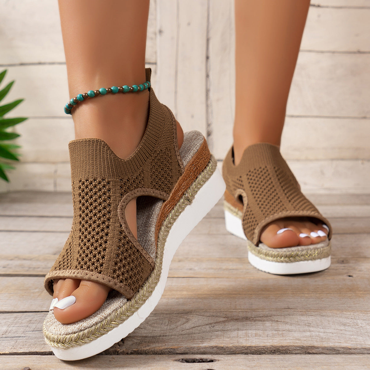 Elegante gewebte Keilsandalen von Andrea Serena