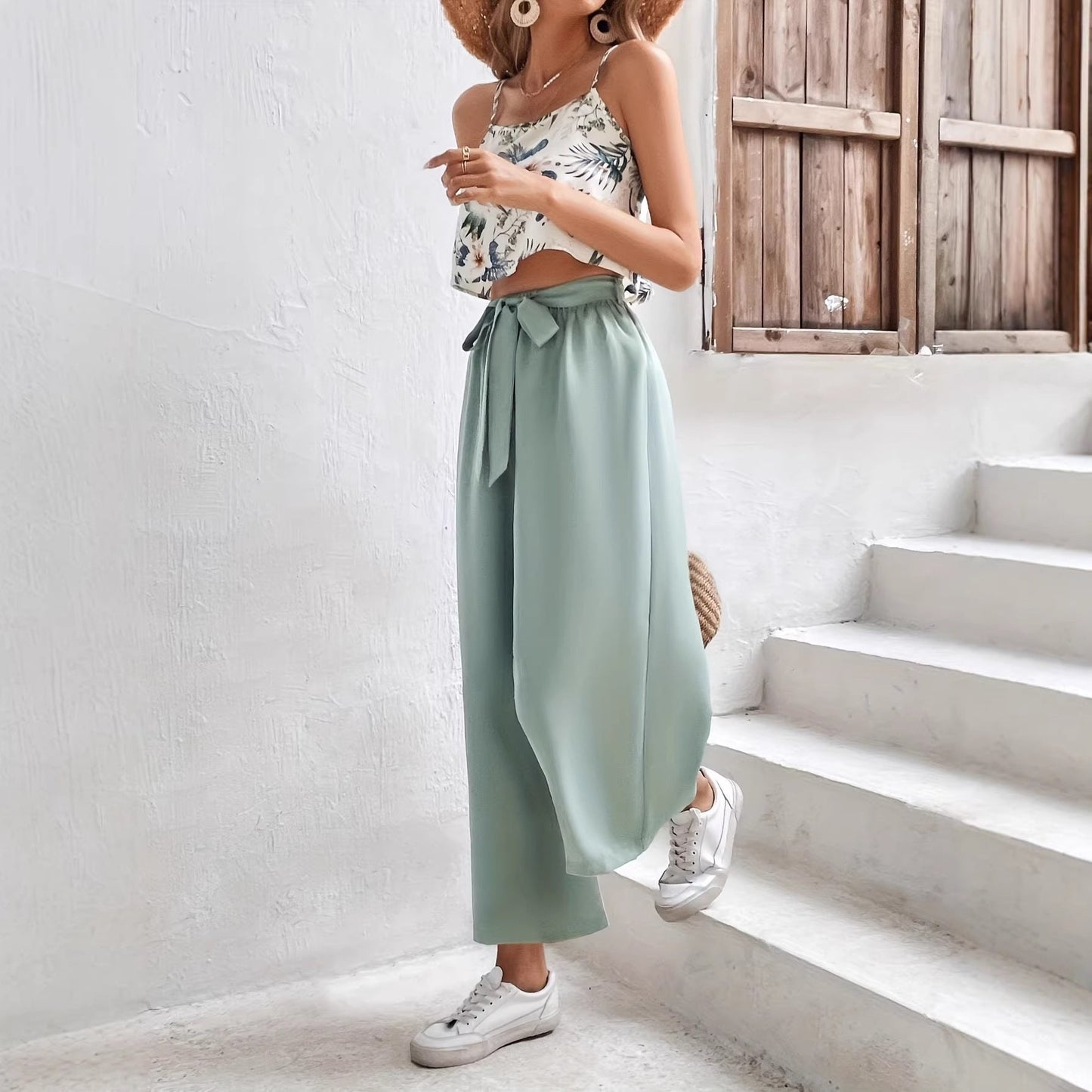Damen-Freizeit-Set aus bedrucktem Oberteil und Hose mit Bindeband vorne