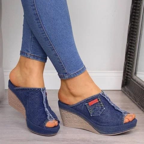 Schicke Keilsandalen aus Denim von Andrea Serena