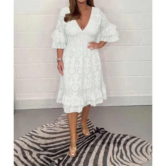 Schickes, besticktes Kleid mit V-Ausschnitt von Andrea Serena