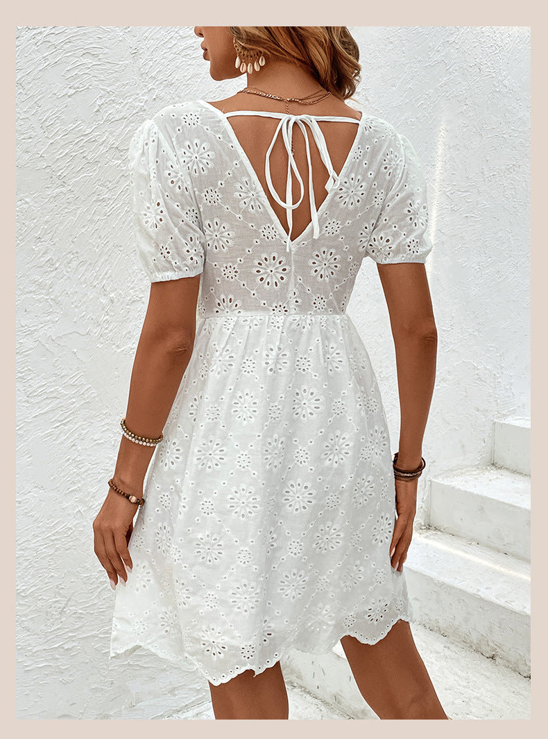 Elegantes Andrea Serena Kleid mit Lochstickerei und Puffärmeln