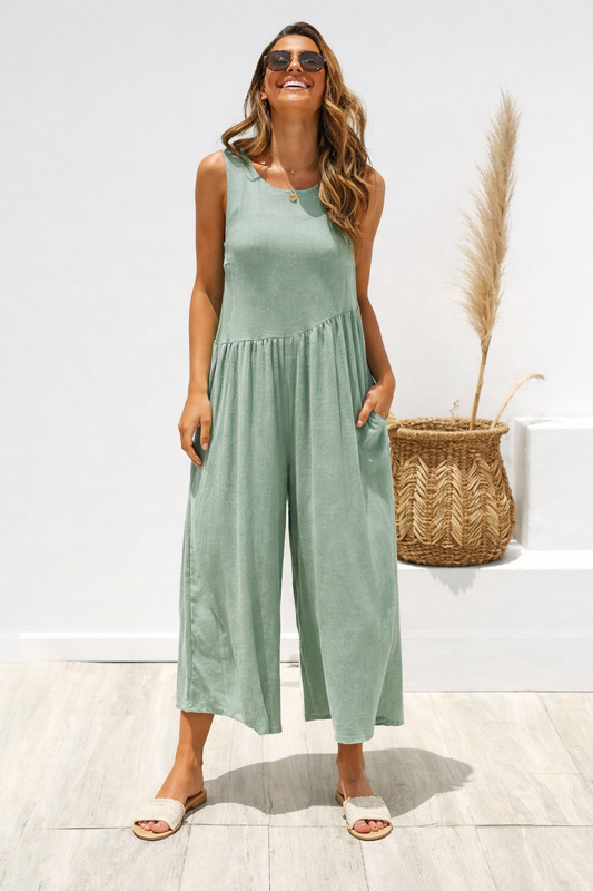 Schicker, einfarbiger Jumpsuit mit Weste von Andrea Serena
