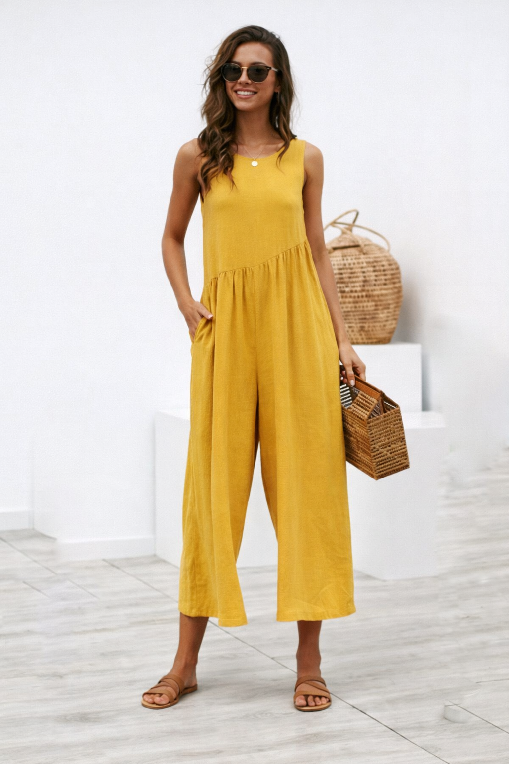 Schicker, einfarbiger Jumpsuit mit Weste von Andrea Serena