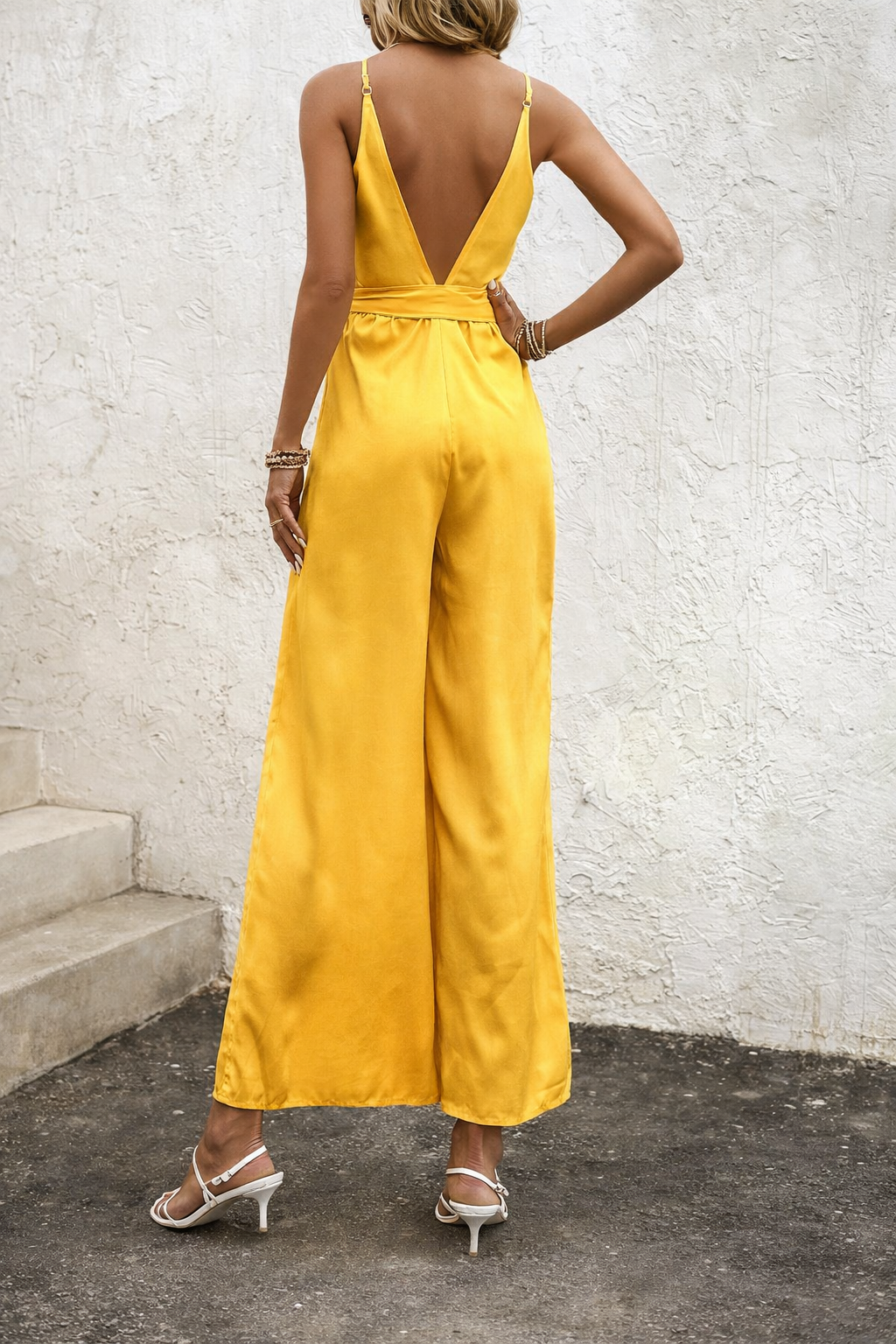 Leuchtend gelber Jumpsuit von Andrea Serena mit Bindebändern