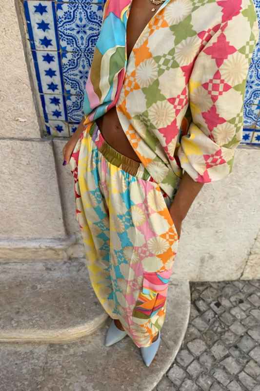 Langarmshirt mit lebhaftem Graffiti-Print von Andrea Serena