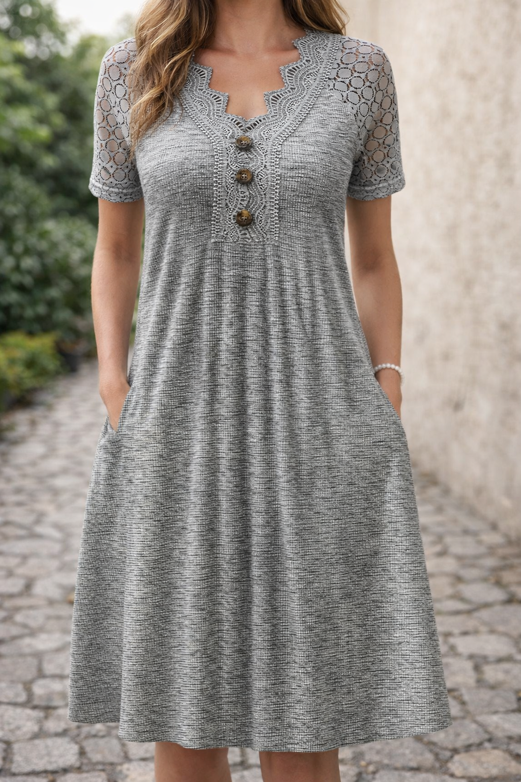 Graues Spitzenkleid mit V-Ausschnitt von Andrea Serena