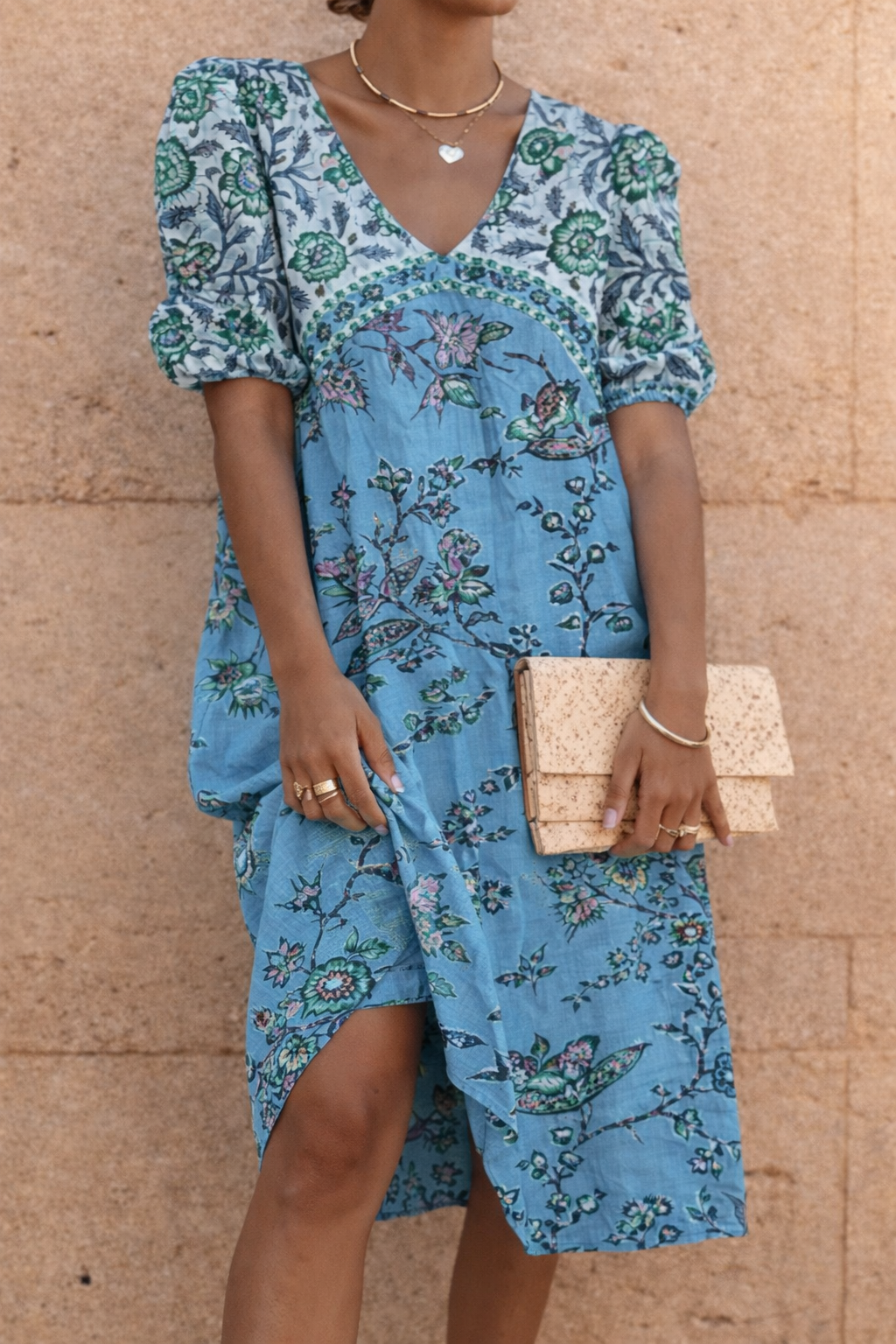 Midikleid mit Blumenmuster und V-Ausschnitt von Andrea Serena