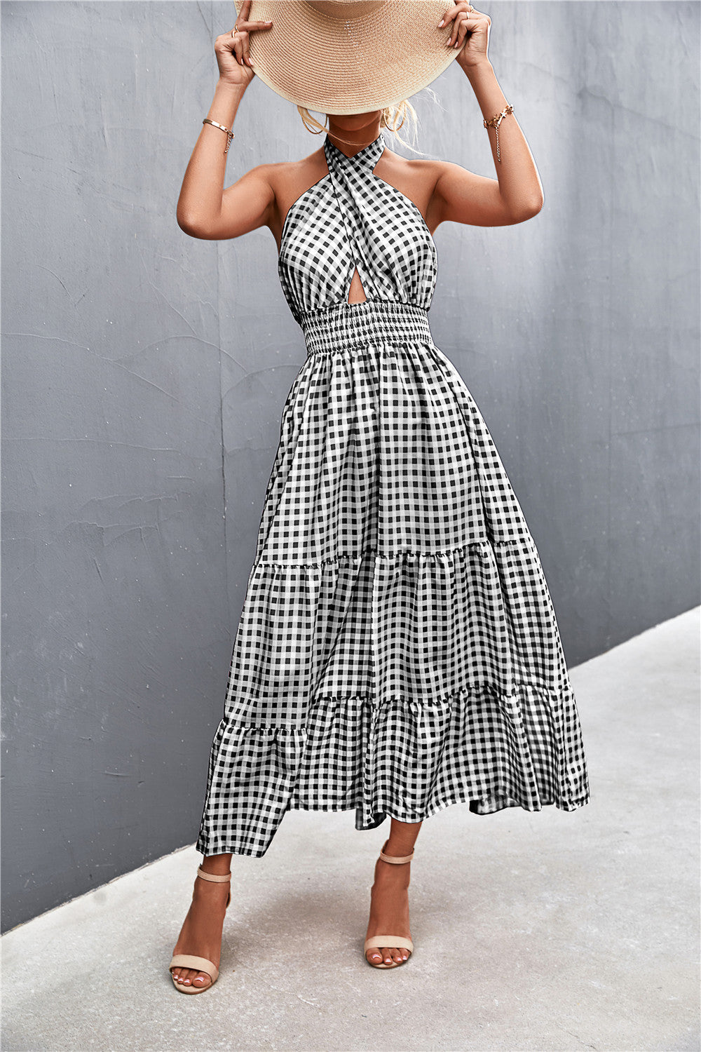 Elegantes rückenfreies Neckholderkleid von Andrea Serena