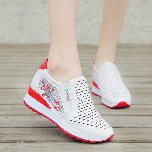Bestickte Slipper von Andrea Serena