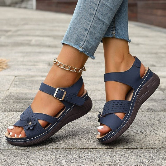Elegante Andrea Serena Plateau-Sandalen in Übergröße mit Blumenmuster