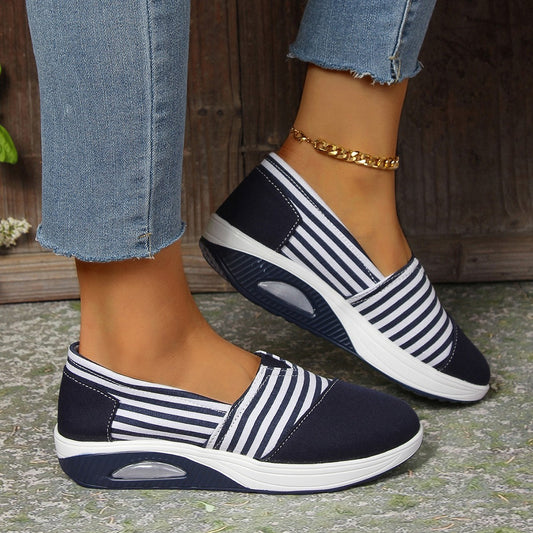 Gestreifte, leichte Slip-On-Damenschuhe von Andrea Serena