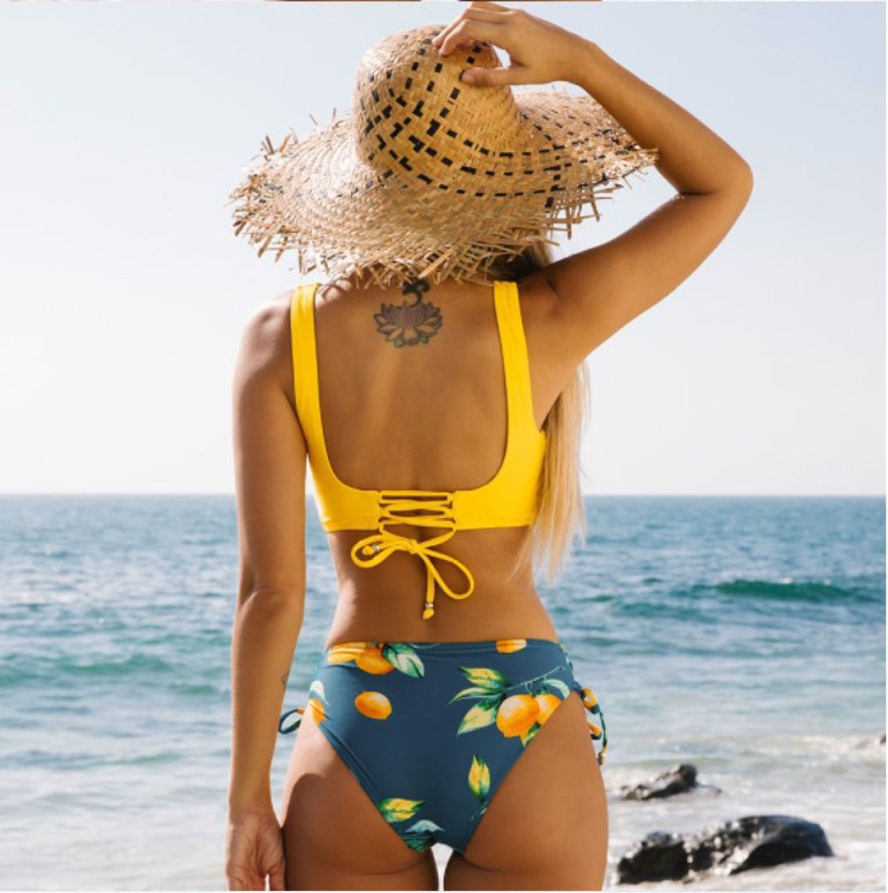Leuchtend gelber Bikini im Pinterest-Stil von Andrea Serena