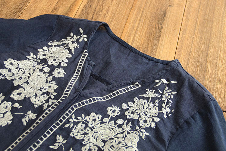 Vintage-Leinentop mit V-Ausschnitt und Stickerei von Andrea Serena
