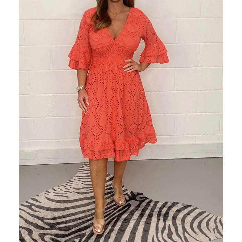 Schickes, besticktes Kleid mit V-Ausschnitt von Andrea Serena