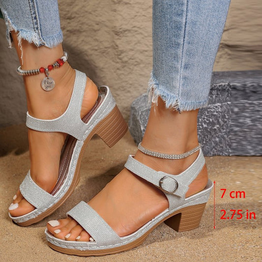 Schicke Sandalen mit klobigem Absatz und Schnallen von Andrea Serena