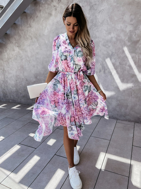 Andrea Serena Midikleid mit Blumenmuster und unregelmäßiger Silhouette