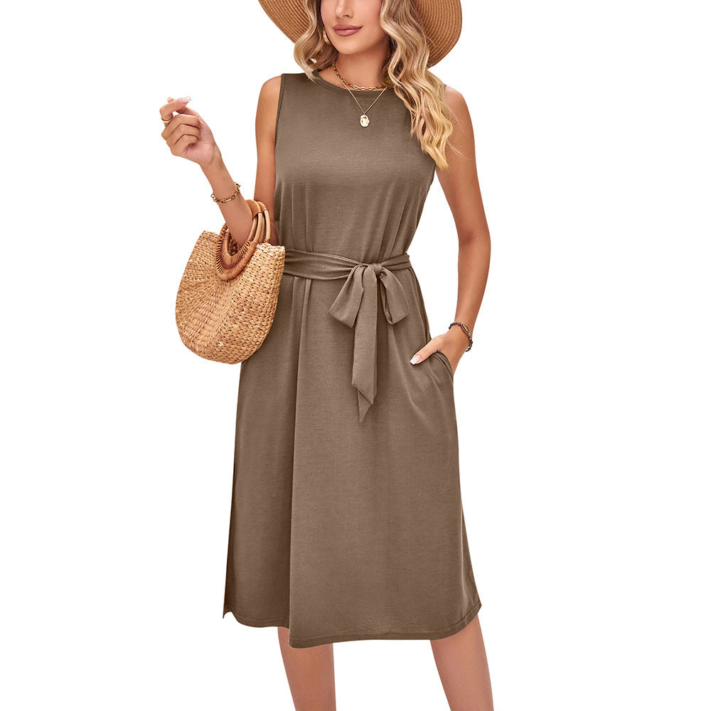 Elegantes ärmelloses Midikleid mit Gürtel von Andrea Serena