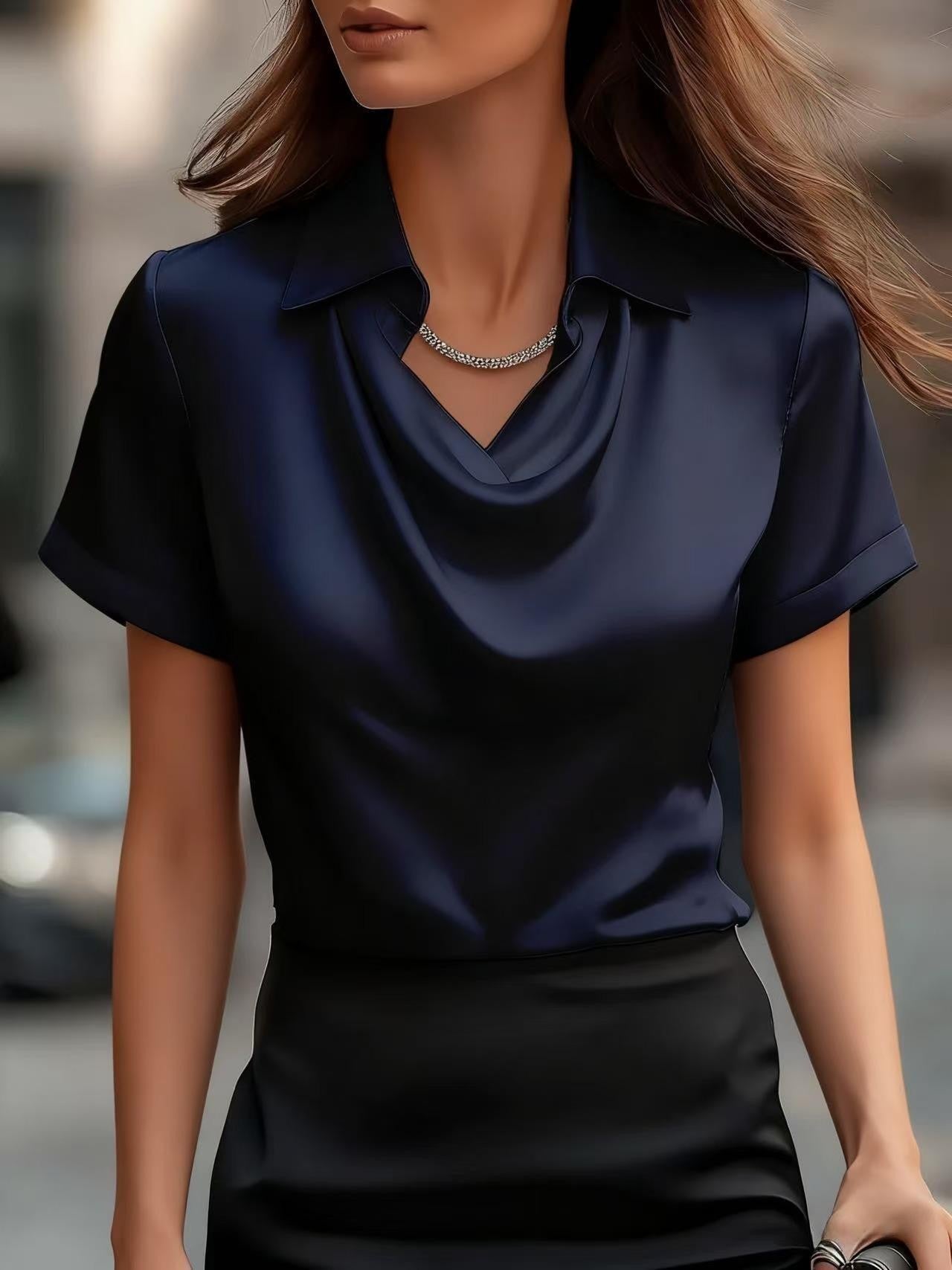 Elegante Satinbluse mit U-Boot-Ausschnitt von Andrea Serena
