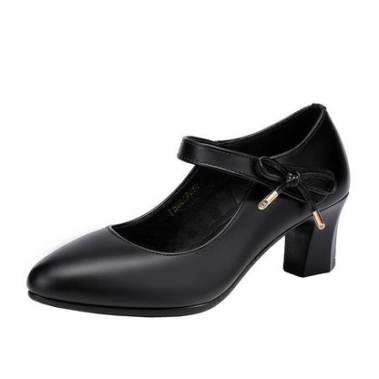 Elegante Pumps mit mittelhohem Absatz und Schnalle von Andrea Serena