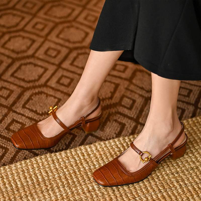 Elegante Mary-Jane-Pumps mit eckiger Spitze von Andrea Serena