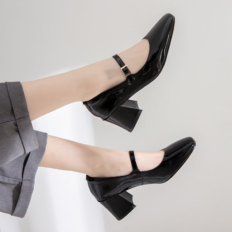 Elegante Lackleder-Pumps von Andrea Serena