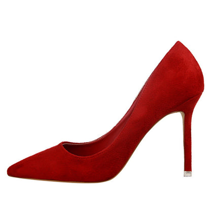 Elegante Wildleder-Pumps mit spitzer Zehenpartie von Andrea Serena