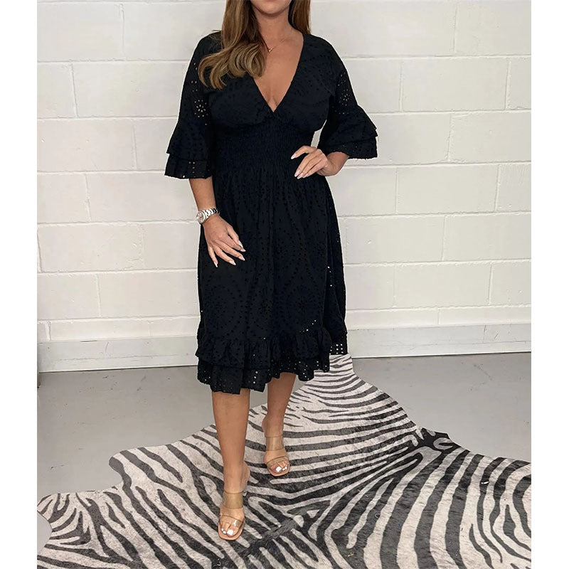 Schickes, besticktes Kleid mit V-Ausschnitt von Andrea Serena