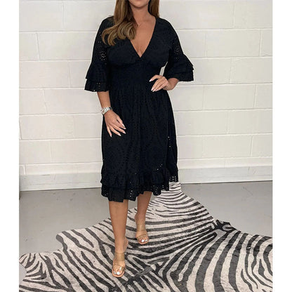 Schickes, besticktes Kleid mit V-Ausschnitt von Andrea Serena