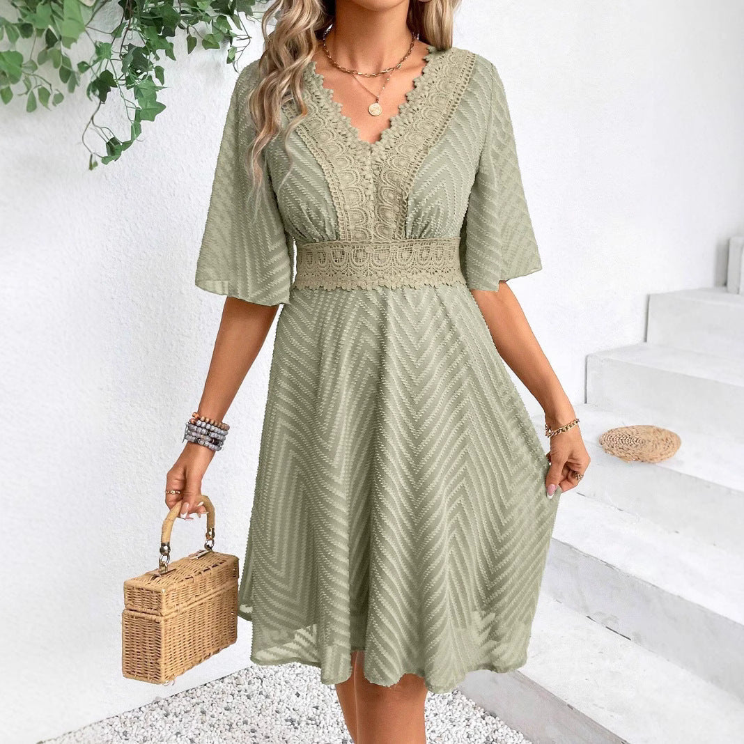 Spitzenkleid mit Glockenärmeln im Sommerstil von Andrea Serena