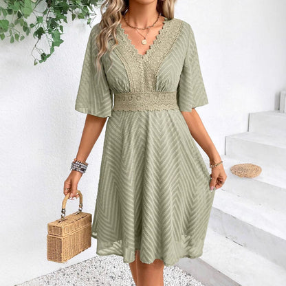 Spitzenkleid mit Glockenärmeln im Sommerstil von Andrea Serena