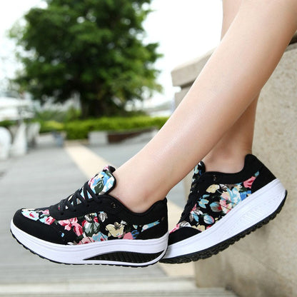 Andrea Serena Sneakers aus atmungsaktivem Canvas mit Blumenmuster