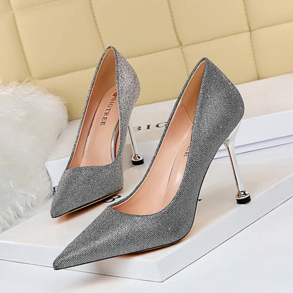 Funkelnde Pumps mit spitzer Zehenpartie von Andrea Serena