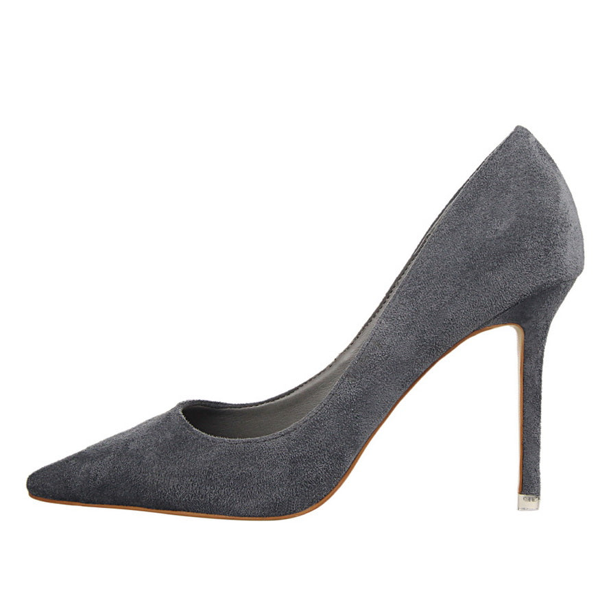 Elegante Wildleder-Pumps mit spitzer Zehenpartie von Andrea Serena