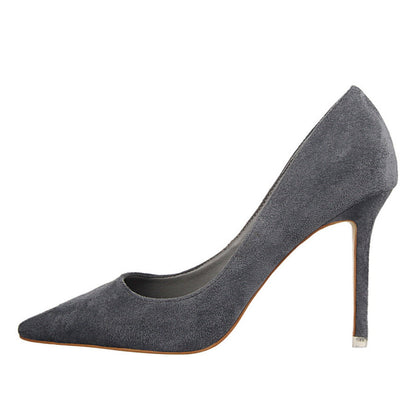 Elegante Wildleder-Pumps mit spitzer Zehenpartie von Andrea Serena