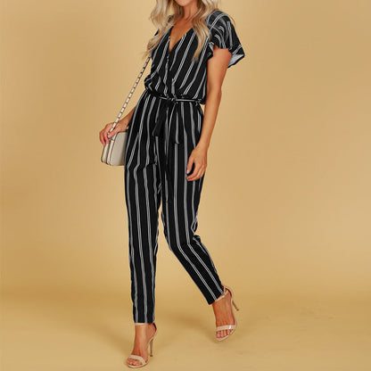 Schicker gestreifter Andrea Serena Jumpsuit mit V-Ausschnitt und Neckholder