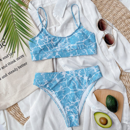 Bikini mit lebendigem Print, inspiriert von Andrea Serena und Pinterest