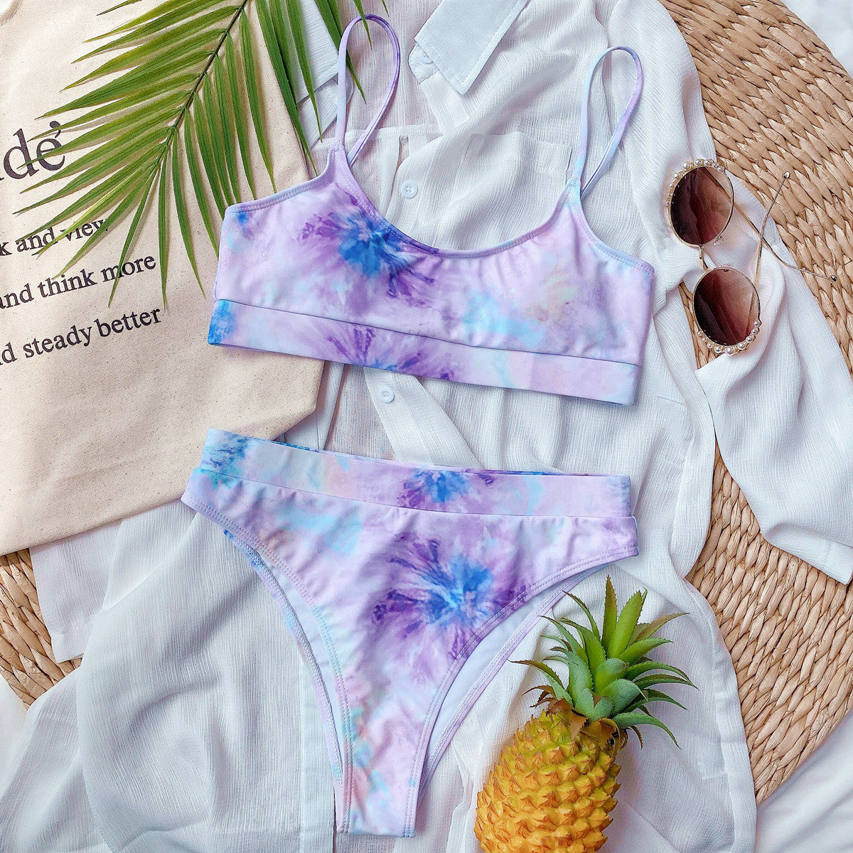 Bikini mit lebendigem Print, inspiriert von Andrea Serena und Pinterest