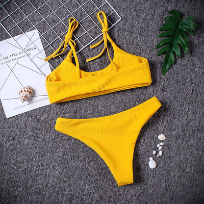Auffälliger, trägerloser Bikini mit niedrigem Bund von Andrea Serena