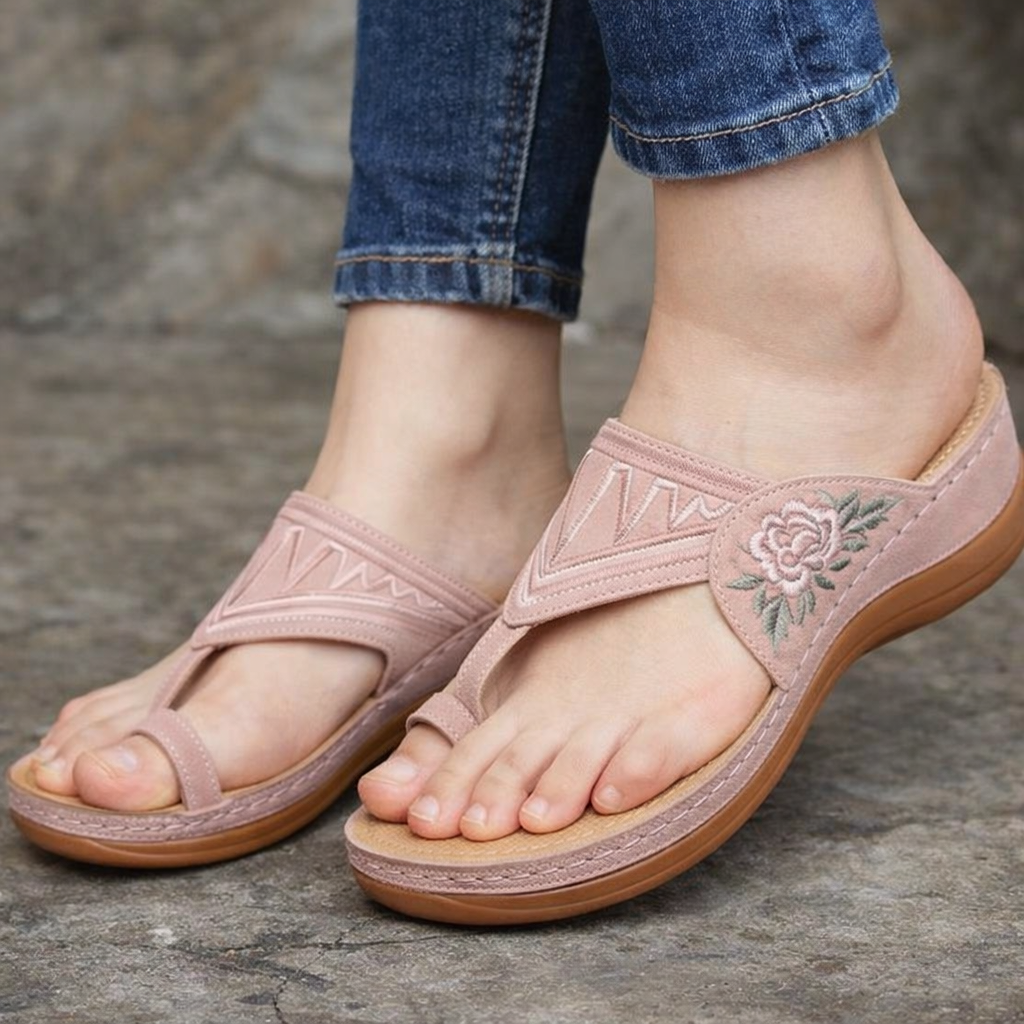 Bestickte Keilsandalen mit Blumenmuster von Andrea Serena