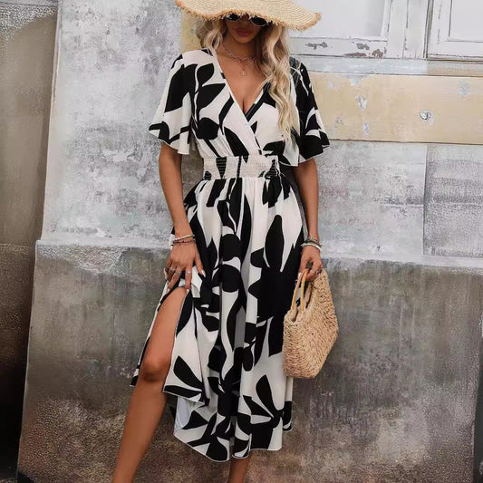 Elegantes Kleid mit gekreuztem Ausschnitt und Print von Andrea Serena