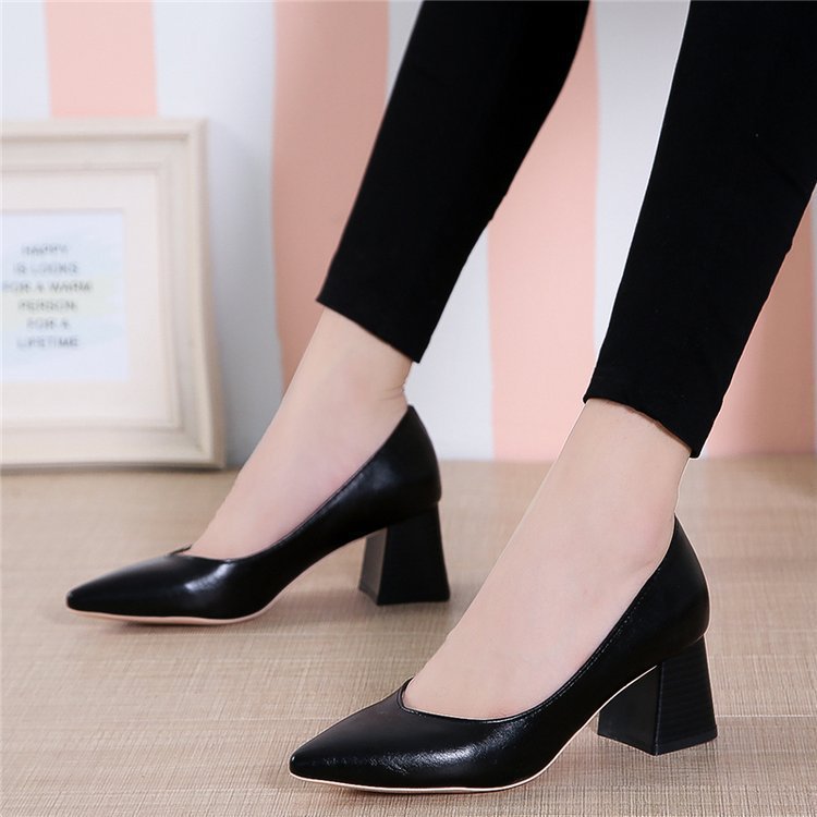 Elegante Pumps mit spitzer Zehenpartie von Andrea Serena