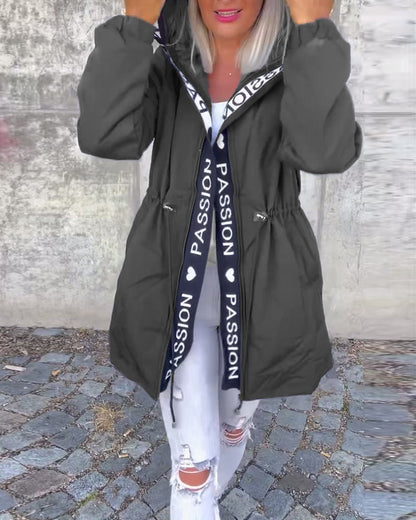 Andrea's™ | Lässiger mantel mit kapuze und kordelzug im buchstabenmuster
