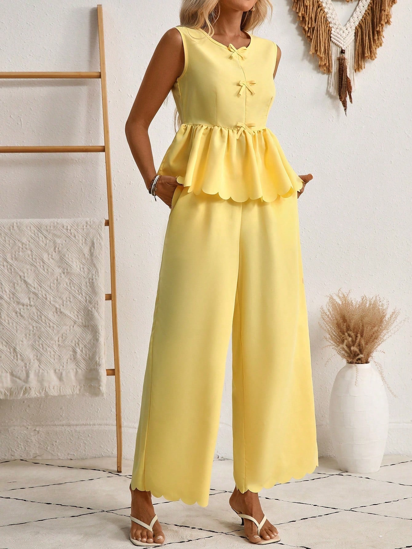 Schickes gelbes zweiteiliges Set von Andrea Serena