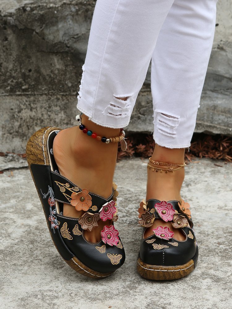 Boho-Sandalen mit Blumenmuster von Andrea Serena mit runder Zehenpartie